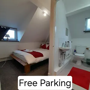 Apartment Entire Victoria Park With Free Street Parking Bus 17 And 18 Direct To Centre, Fast Free Wi-fi, Cardiff